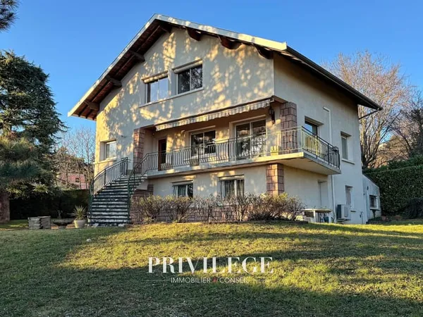Maison de 225 m2 sur un terrain de 1715 m2 fort potentiel d'