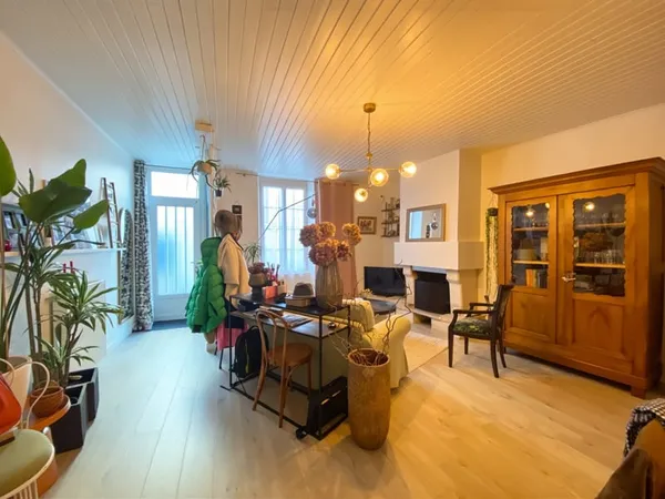 ANGOULEME Pied du Plateau, maison de ville rénovée avec cour