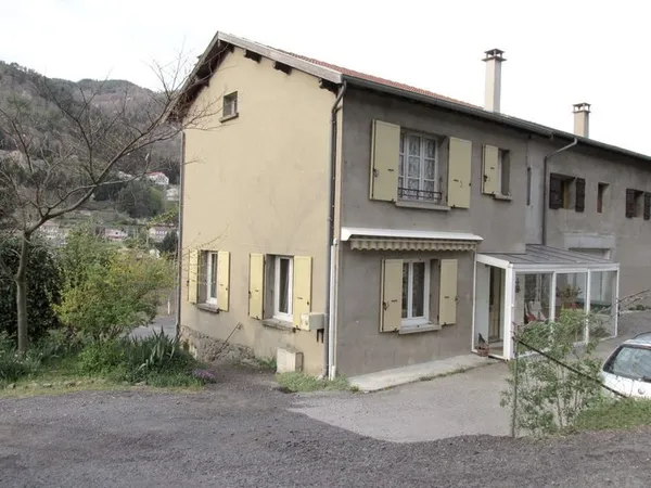 Maison proche centre-ville. 105 m2 + grand garage.