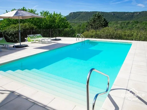 Maison d'hôtes de charme avec piscine à vendre à BAGNOLS EN FORET (83)
