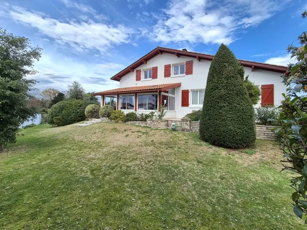 Maison T6 avec garge de 120m2 sur parcelle de 1147m2