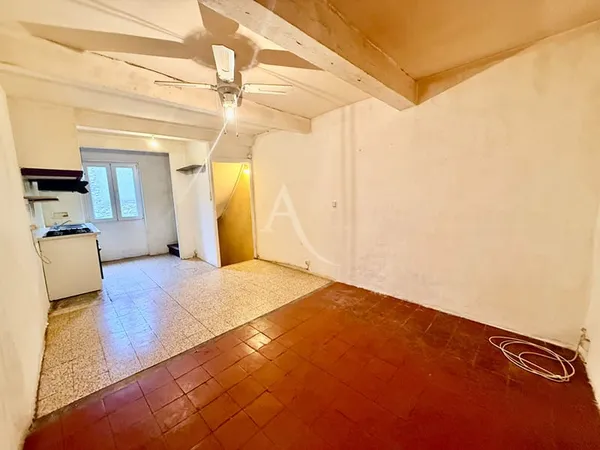THUIR Centre ville, maison de village, 1 face, de 50 m² en R +2.
