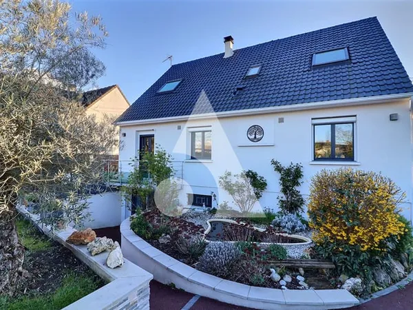 Maison familiale de 125 m² avec sous-sol total, jardin, terrasses et SPA de nage
