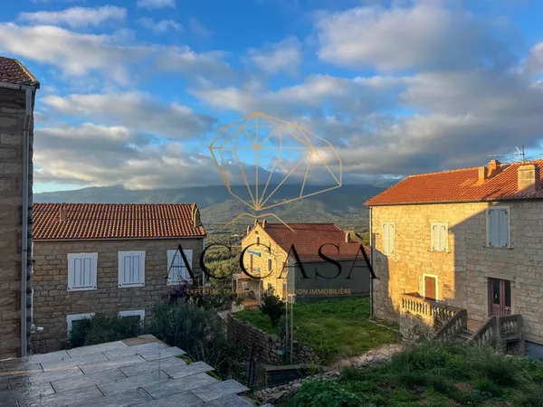 Maison de village en granit entièrement rénovée, sur 400 m2