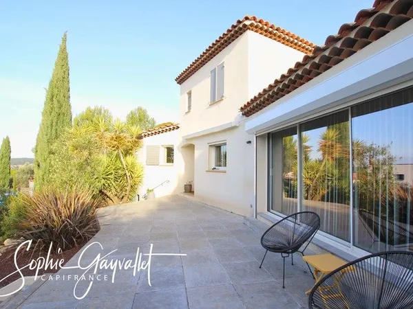 Villa familiale de 168 m² avec vue panoramique sur le village de Velaux