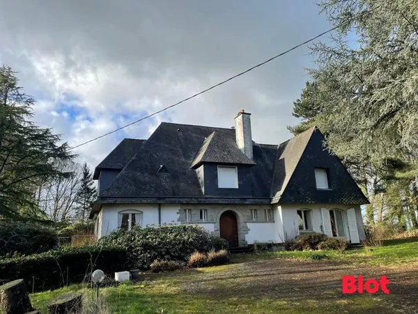 Blot immobilier, propriété de 215 m² sur un terrain de 6 875 m²