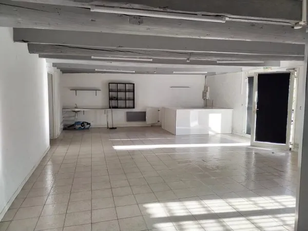 LOCAL 120 M2 A LOUER