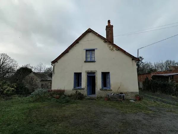 Maison de campagne avec dépendances et bois