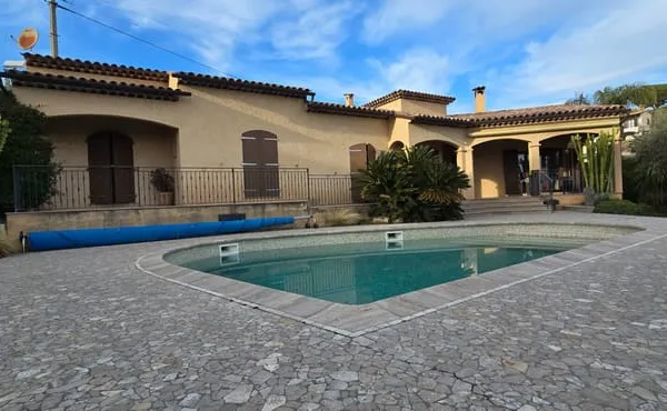 Maison Cagnes Sur Mer 4 pièce(s) 240 m² habitables
