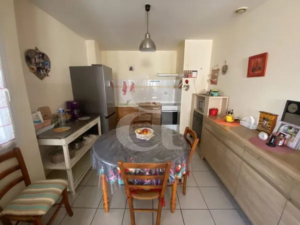 Bel appartement avec cave et stationnement à Carpentras