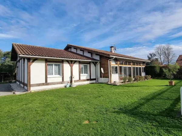 A vendre maison trois chambres avec piscine et dépendances