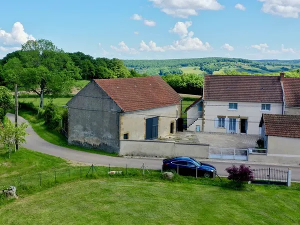 Ancien corps de ferme vue sur le Parc du Morvan.