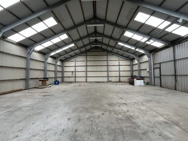 À VENDRE - LOCAL D'ACTIVITÉ - 250 M2 - 3000m2 PARKING - ZA POU
