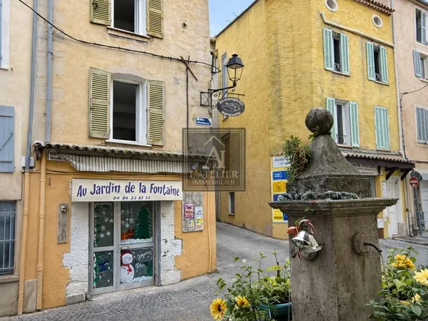 Maison de village d'une superficie de 120 m2 environ élevée
