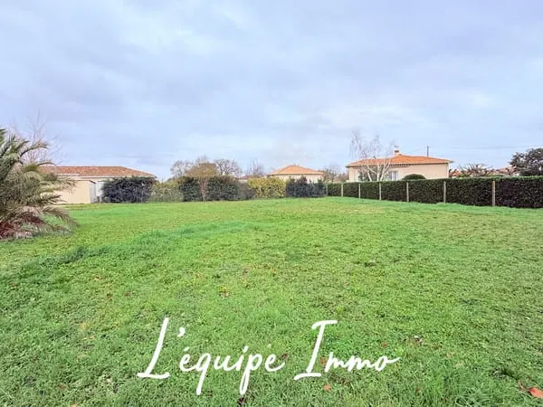 Terrain plat de 910 m2 viabilisé au calme.
