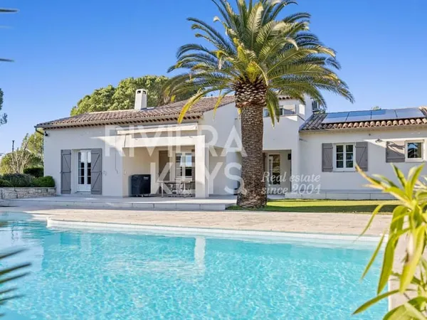 ROQUEBRUNE-SUR-ARGENS - La Bouverie : Magnifique villa avec piscine à débordement et appartement ind