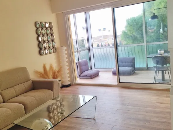 A VENDRE A SIX FOURS 500M DE LA MER TYPE 2 AU DERNIER ETAGE
