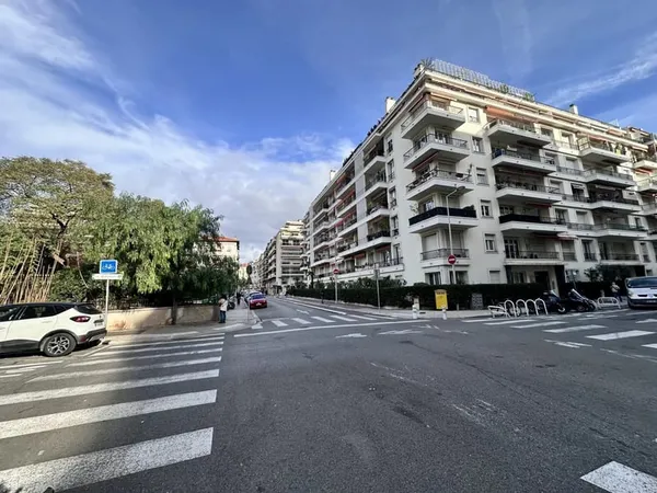 PARKING POUR GRANDS VEHICULES - MUSICIENS/VICTOR HUGO