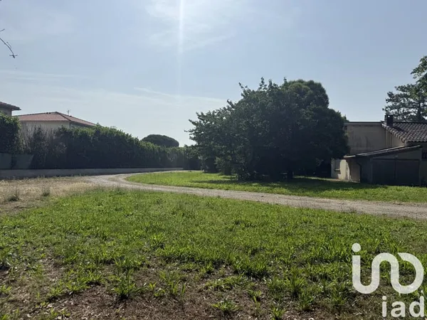 Terrain 587 m²