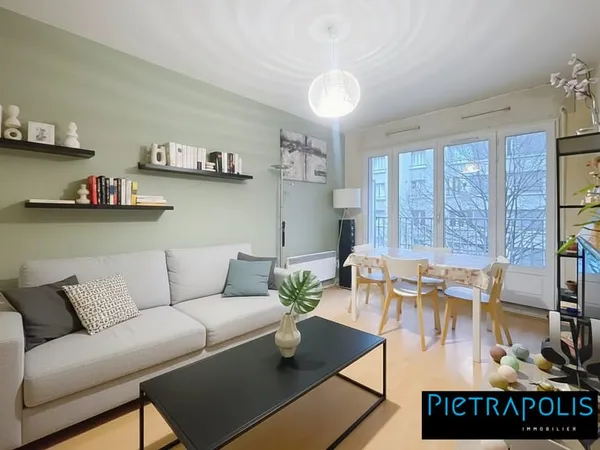 T2 avec grand balcon et stationnement