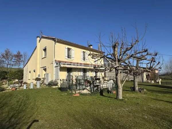 Maison de campagne avec dépendances sur environ 9 000 m2 clo
