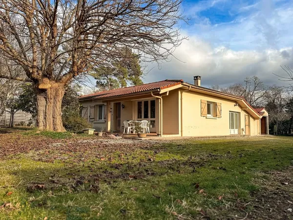 Maison et garage en lotissement calme