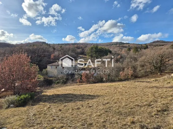 Terrain constructible viabilisé en bordures.