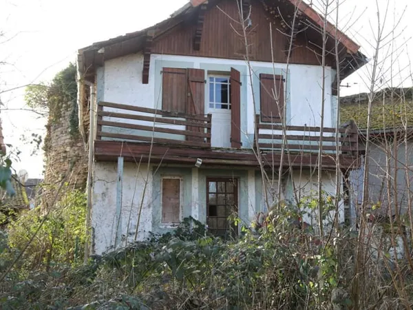 Petite maison à rénover entre coeur historique et plein campagne