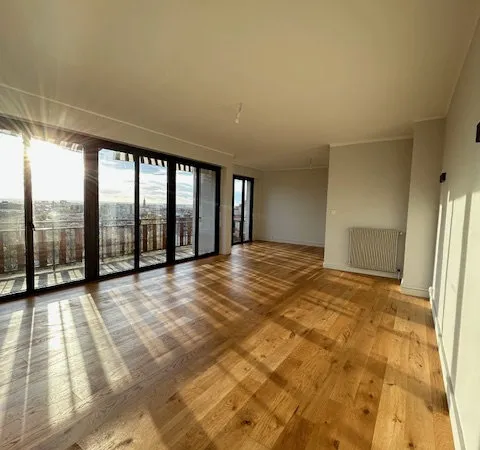 Face au Canal du Midi Appartement T5 de 121 m2 en dernier é