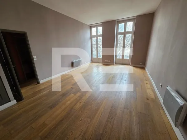 APPARTEMENT P3 SITUE DANS ENTRE LES ARENES ET LA MAISON CARREE