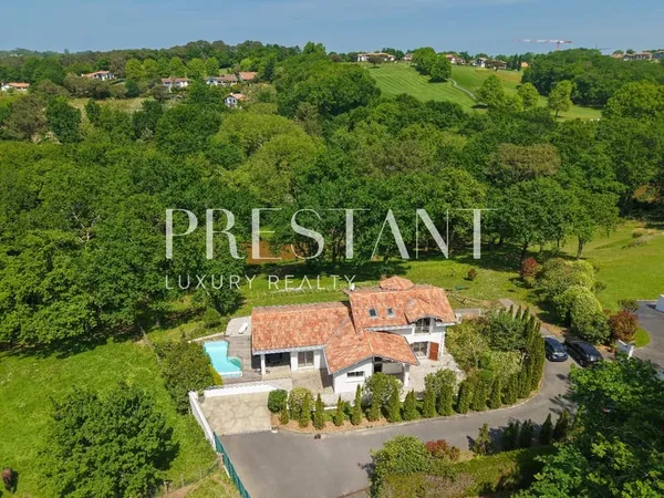 Maison contemporaine avec piscine, au calme absolu à Arcangues