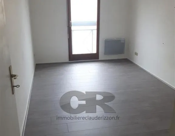 2 pieces avec box et cave - secteur place des vosges/hopital central
