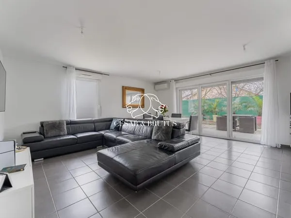 BEL APPARTEMENT AVEC TERRASSE ET JARDIN