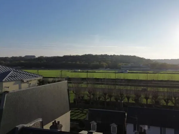 **Vue sur l'hippodrome** 4 pièces en étage avec balcon centre deauville 