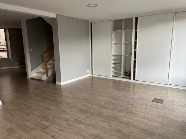 Bureau et espace de travail Location Cognac  102m² 1215€