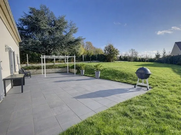 Maison T6 - familiale récente avec jardin à Marines 