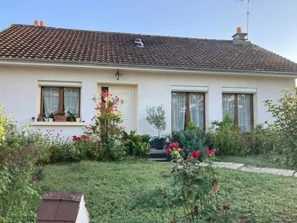 Maison de plain pied avec sous sol proche des commerces en parfait état 