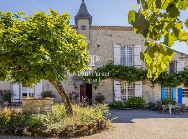 Château authentique du XIIIe siècle avec trois gîtes, piscine et 2 ha 