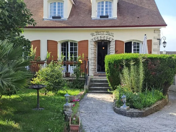A LOUER à Darvault, belle maison traditionnelle. 