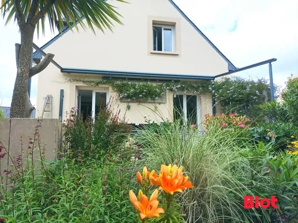 A vendre belle maison traditionnelle indépendante sur un très beau terrain secteur Paramé st 