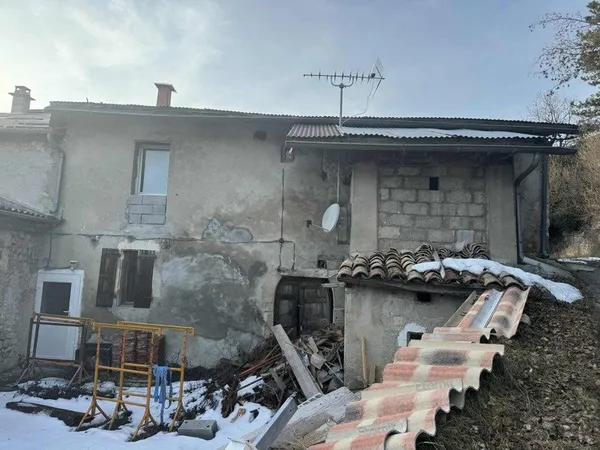 Maison de village à rénover + grange - La Faurie (05)