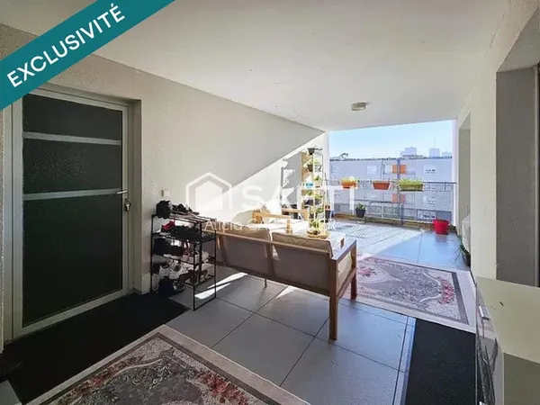 Appartement T4 avec une spacieuse loggia et une place de parking privative