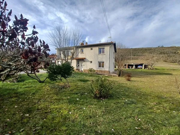 Maison T5 avec appartement et dépendances. 