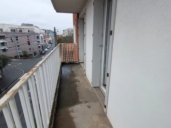 ST-AGNE : T2 avec 2 balcons, cave et parking 