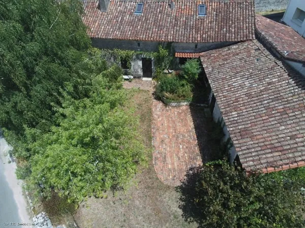 Belle Maison En Pierre Avec Jardin et Un Terrain de Loisirs En Bordure de la Charente 