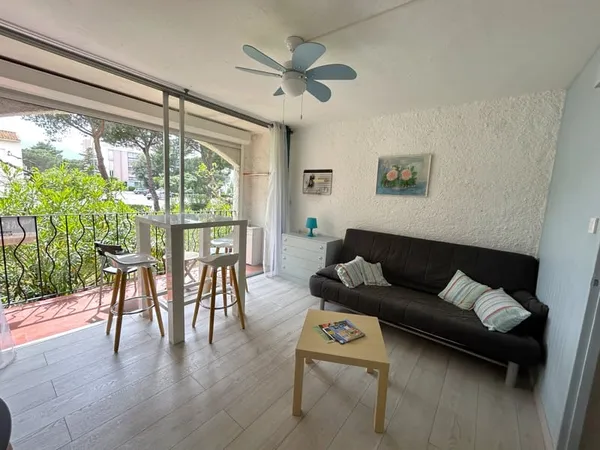 Studio Bis à 100 mètres de la plage. 