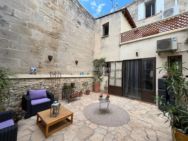 Maison de ville à Beaucaire 4 pièce(s) 117 m2 avec cour et terrasse
