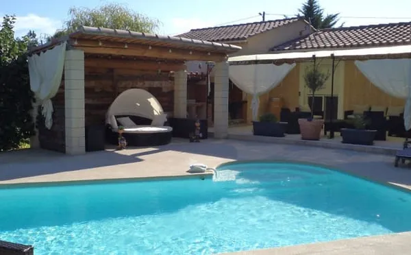 A VENDRE Villa provençale de plain-pied avec piscine Laroq 