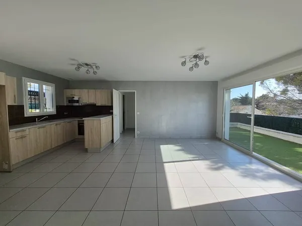 A VENDRE APPARTEMENT T3 SUR LA COURONNE AVEC 2 PLACES DE PARKING 