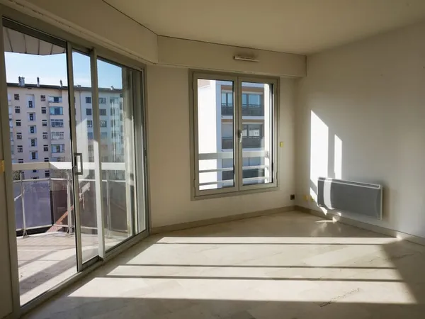 Bel appartement T2 idéalement situé en étage élevé rue Louis 